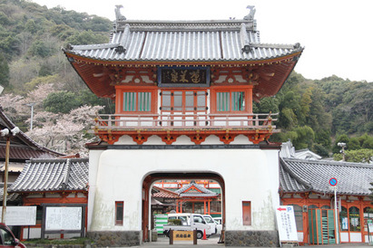 有田町の隣に位置する武雄市。そこのシンボル武雄温泉楼門