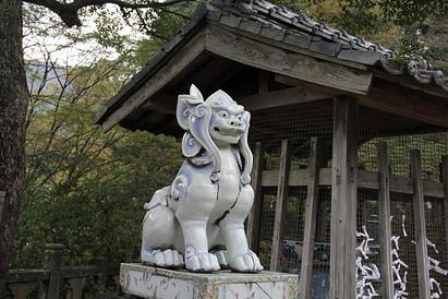 陶山神社に鎮座する狛犬と武雄の一本桜（2013年3月31日）