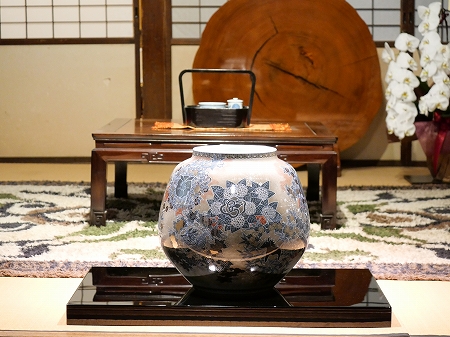 玄関薄墨墨はじき干支四季花文花瓶.jpg