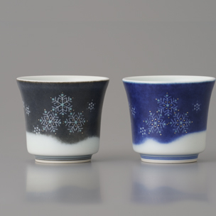 (左)色絵雪花薄墨墨はじき雪文ぐい呑(左)色絵雪花吹墨墨はじき雪文ぐい呑