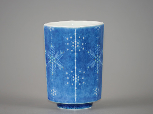 色絵雪花吹墨墨はじき雪菊唐花文ぐい呑