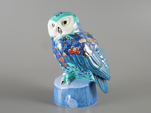 色絵緑地藍色墨はじき四季花文梟置物